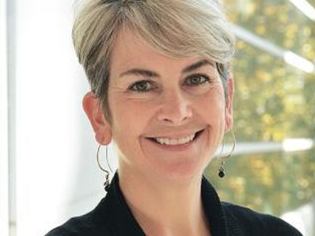 Connolly Wins Rollman Award for Ovarian Cancer Research